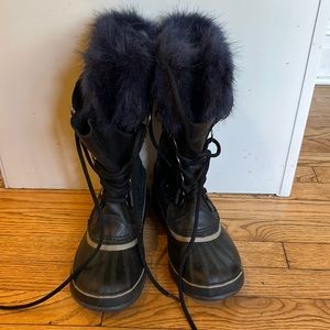 Sorel boots very limited wears (3 times). Fur and boots are in great condition.